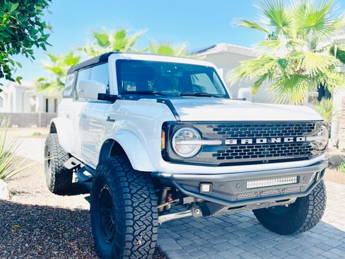 Used 2023 Ford Bronco Wildtrak image 2