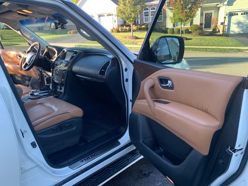 Used 2016 INFINITI QX80 4WD w/ Signature Edition Package image 9