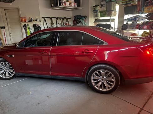 Used 2013 Ford Taurus Limited FWD image 4