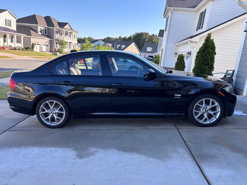 Used 2011 BMW 335i xDrive Sedan AWD/4WD image 6