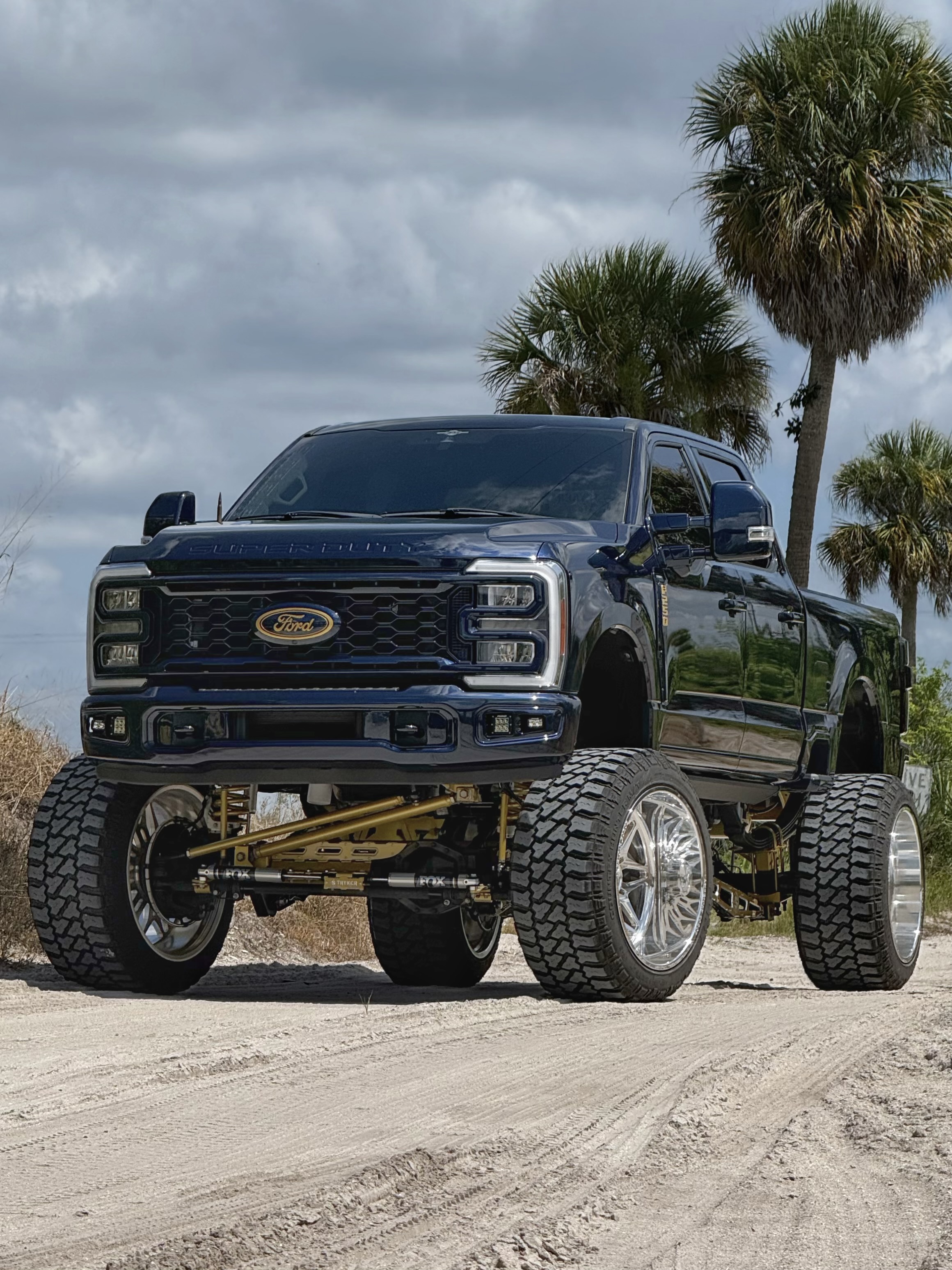 Used 2023 Ford F250 Lariat w/ Sport Appearance Package AWD/4WD image 1