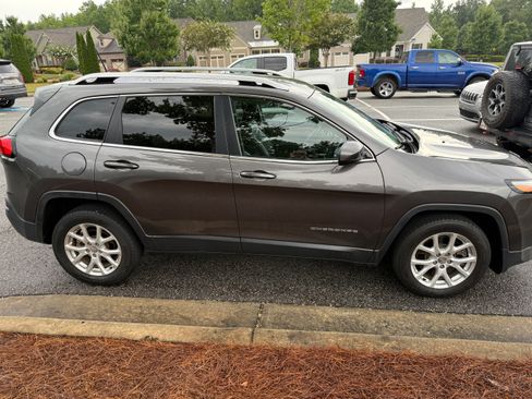 Used 2018 Jeep Cherokee Latitude Plus w/ Comfort/Convenience Group FWD image 8