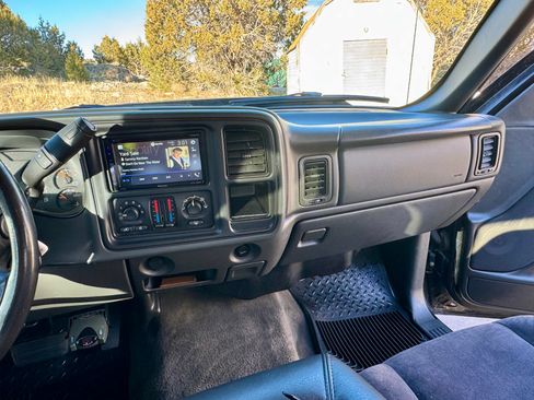 Used 2006 Chevrolet Silverado 2500 LT w/ Heavy-Duty Power Package image 16