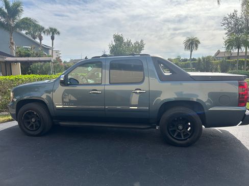 Used 2011 Chevrolet Avalanche LTZ image 5