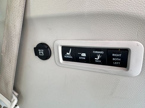 Used 2020 Chrysler Pacifica Limited image 21