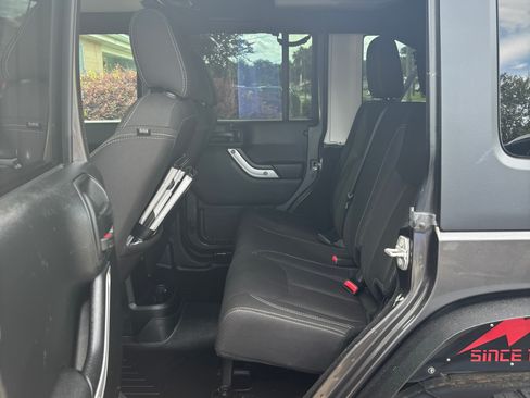 Used 2018 Jeep Wrangler Unlimited Sahara AWD/4WD image 17
