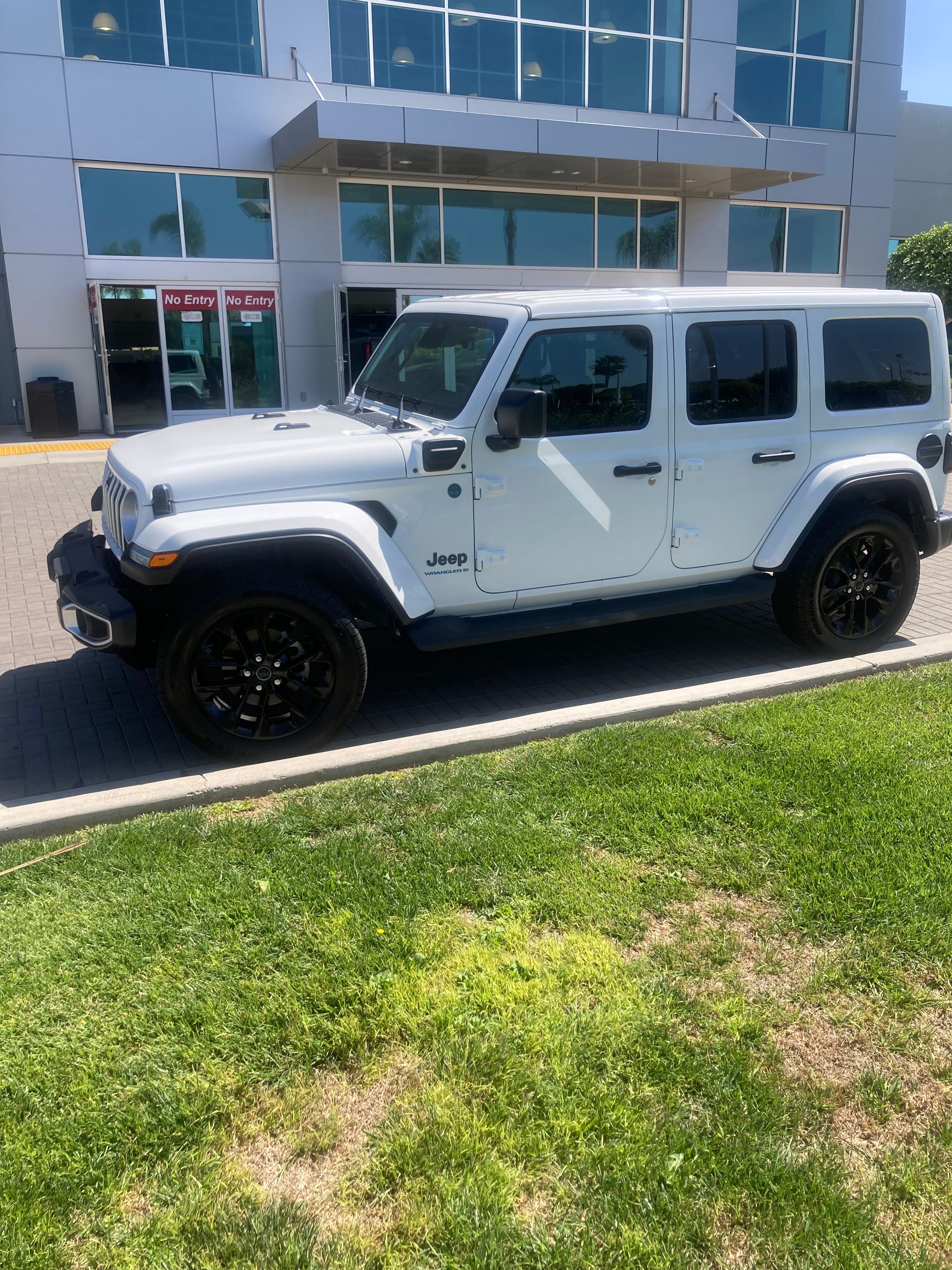 Used 2025 Jeep Wrangler Unlimited Sahara AWD/4WD image 15