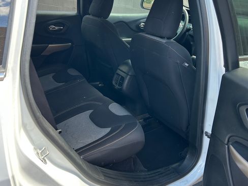 Used 2018 Jeep Cherokee Latitude FWD image 11