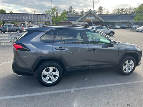Used 2021 Toyota RAV4 XLE image 4