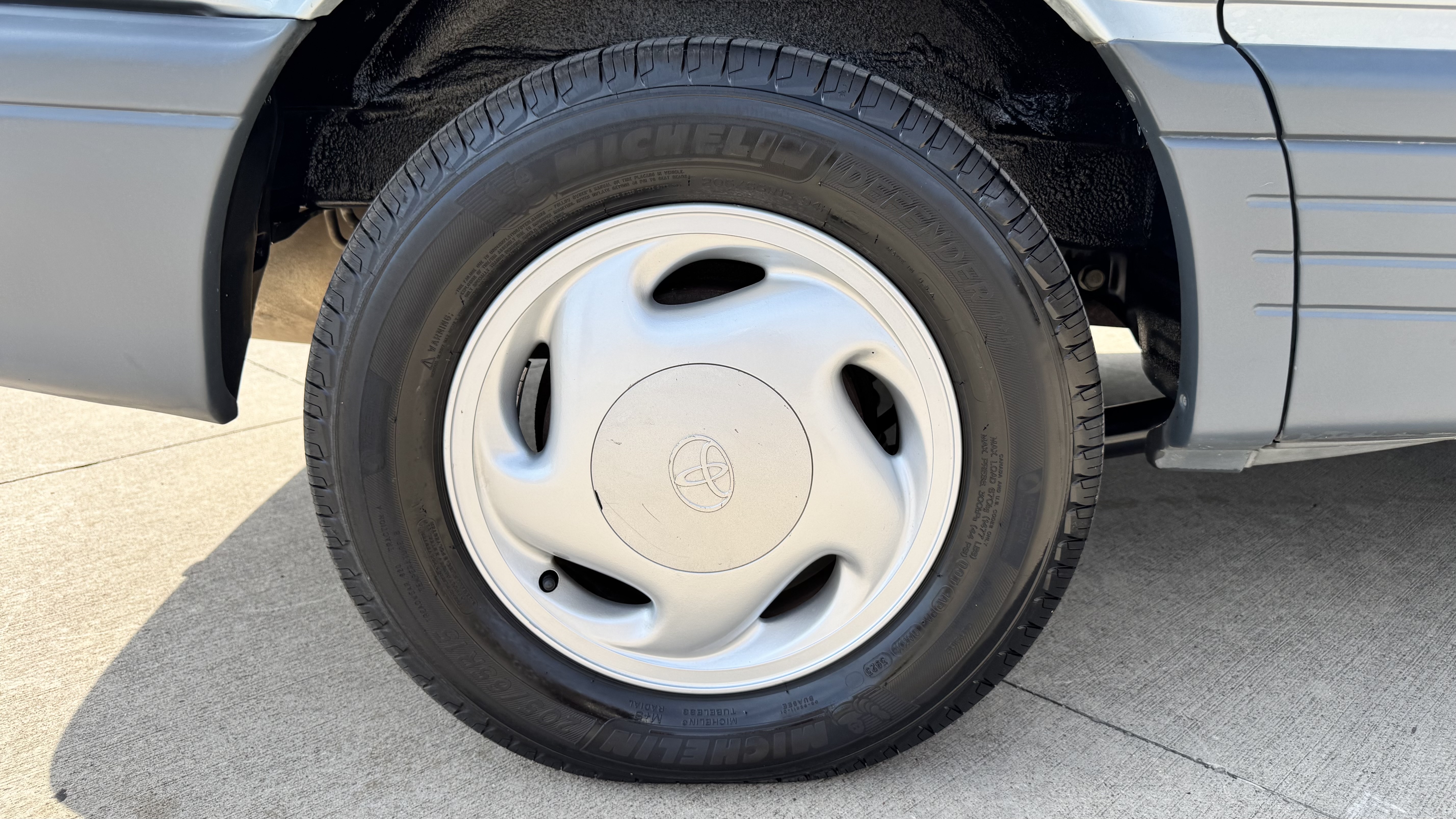 Used 1993 Toyota Previa Deluxe RWD image 10