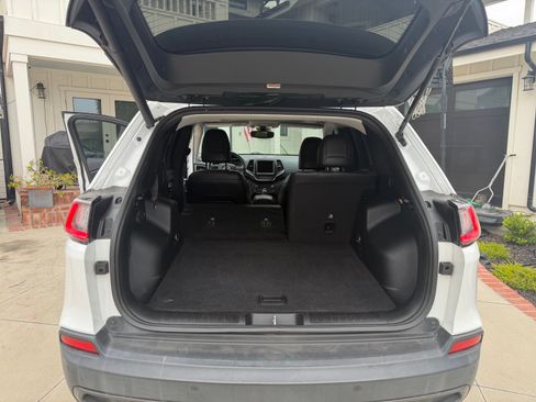 Used 2019 Jeep Cherokee Trailhawk AWD/4WD image 2
