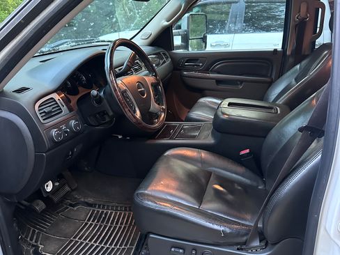 Used 2011 GMC Sierra 2500 Denali w/ Suspension Package, Off-Road AWD/4WD image 16