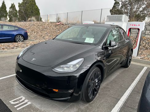 Used 2025 Tesla Model Y Performance image 3
