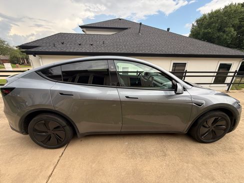 Used 2026 Tesla Model Y Long Range RWD image 4