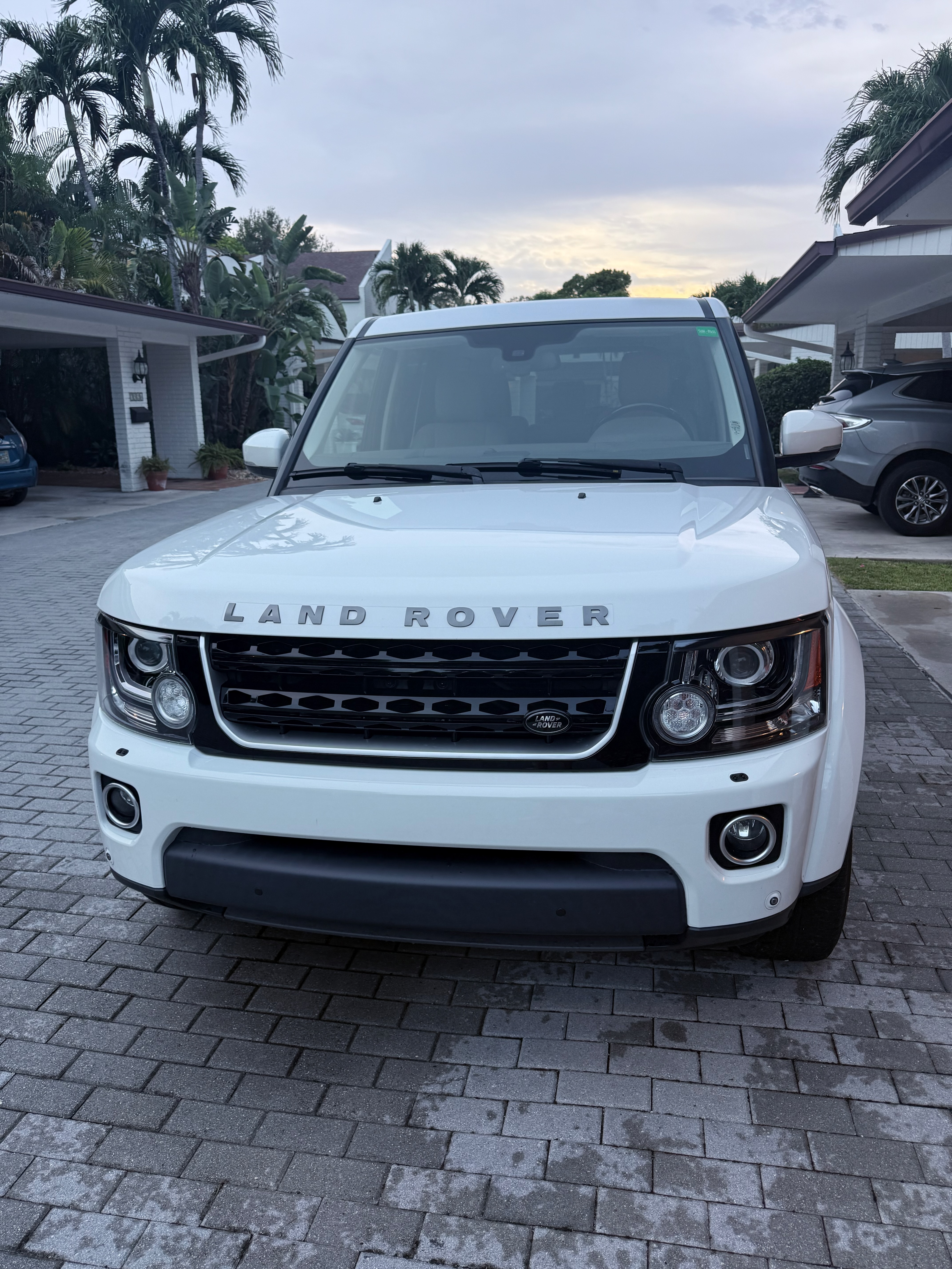 Used 2016 Land Rover LR4 HSE Silver Edition AWD/4WD image 1