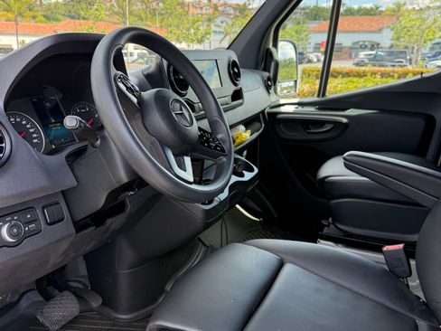 Used 2023 Mercedes-Benz Sprinter 2500 image 6