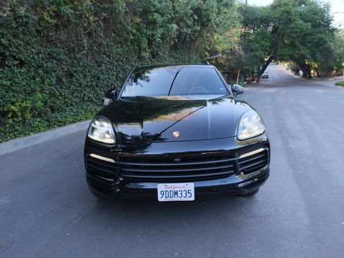 Used 2022 Porsche Cayenne Platinum Edition image 2