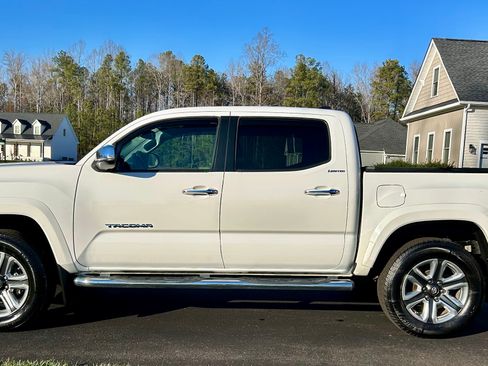 Used 2018 Toyota Tacoma Limited image 8