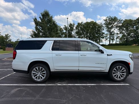Used 2024 GMC Yukon XL Denali w/ Advanced Technology Package AWD/4WD image 6