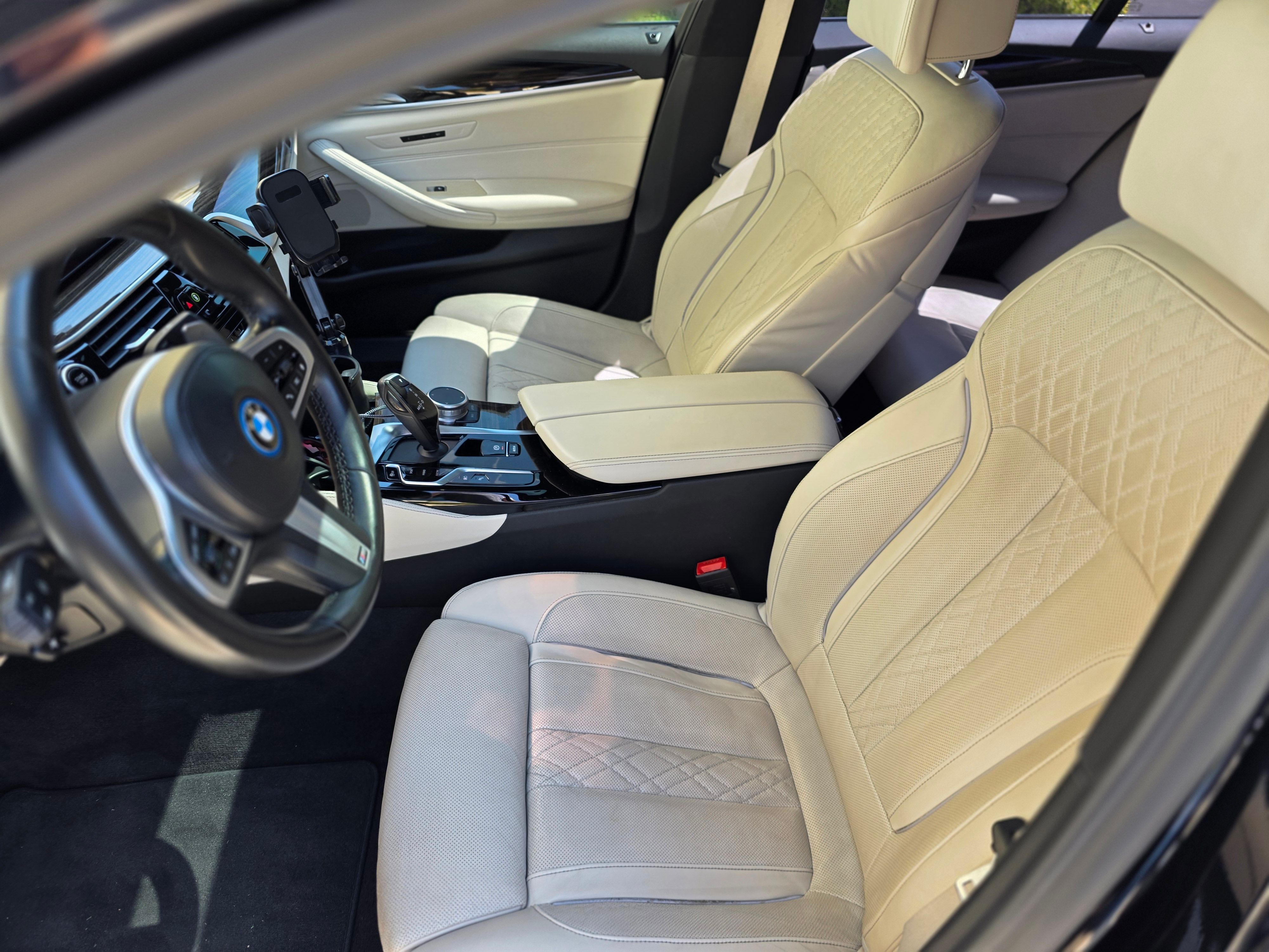 Used 2022 BMW 530e w/ M Sport Package RWD image 8