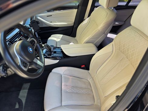 Used 2022 BMW 530e w/ M Sport Package RWD image 8