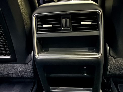 Used 2020 Porsche Cayenne AWD/4WD image 18