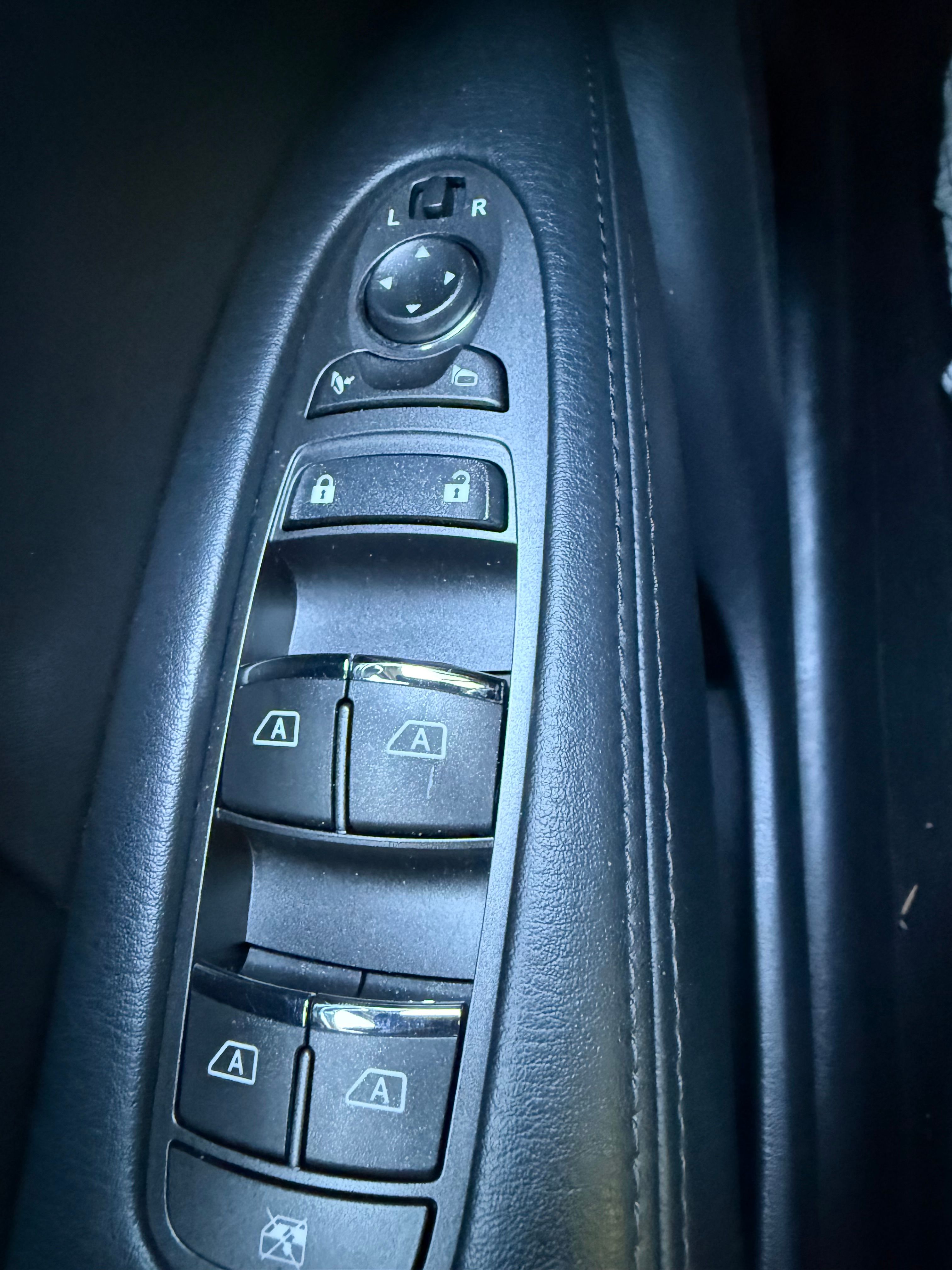 Used 2011 INFINITI M37 w/ Sport Pkg RWD image 18