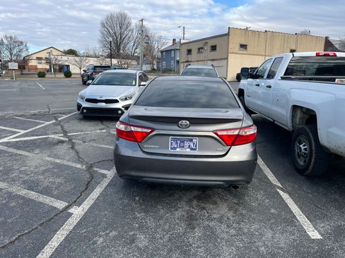 Used 2016 Toyota Camry SE image 4