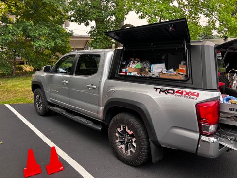 Used 2017 Toyota Tacoma TRD Off-Road w/ Tow Package (A/T) AWD/4WD image 10