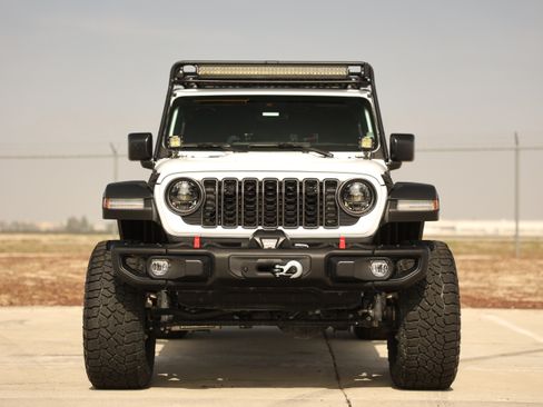 Used 2024 Jeep Wrangler Unlimited Rubicon w/ Capability Package image 2