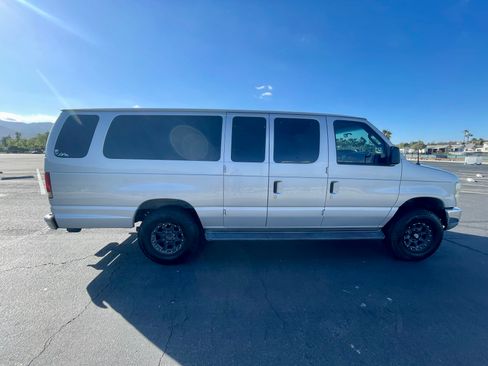 Used 2011 Ford E-350 and Econoline 350 XLT image 4
