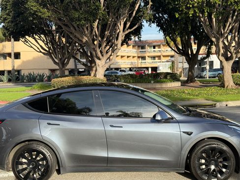 Used 2020 Tesla Model Y Long Range image 1