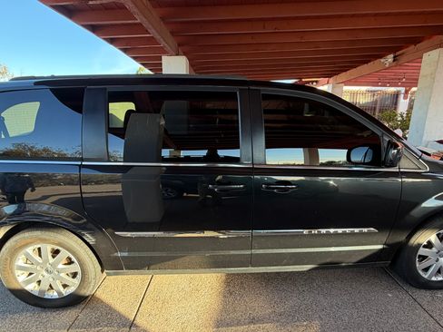 Used 2014 Chrysler Town & Country Touring image 2