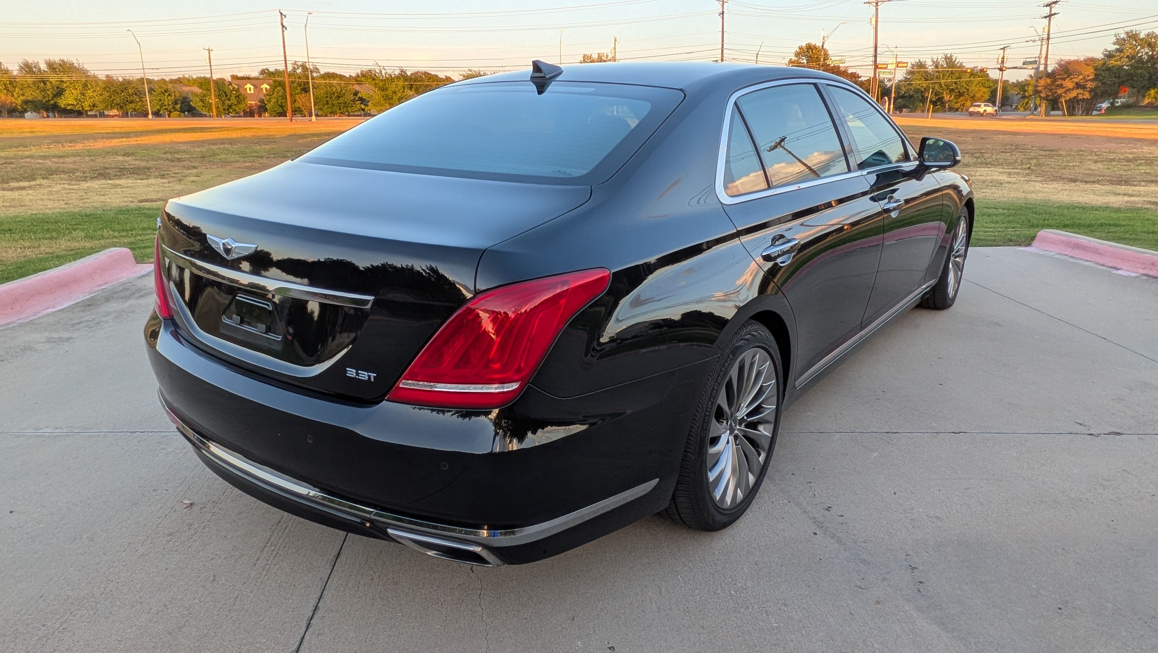 Used 2018 Genesis G90 3.3T Premium RWD image 6