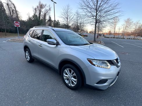 Used 2016 Nissan Rogue SV w/ SV Moonroof Package image 2