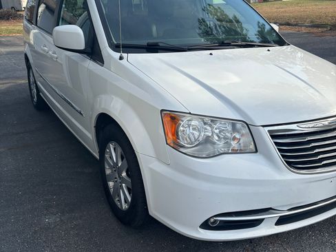 Used 2016 Chrysler Town & Country Touring image 1