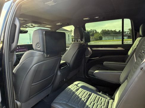 Used 2025 Cadillac Escalade ESV V image 13