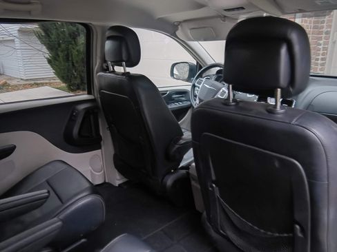 Used 2014 Chrysler Town & Country Touring image 13
