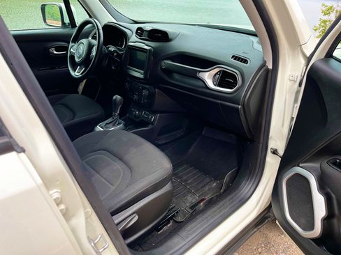 Used 2019 Jeep Renegade Latitude w/ Cold Weather Group AWD/4WD image 9