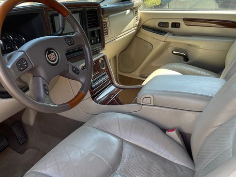 Used 2004 Cadillac Escalade AWD image 9