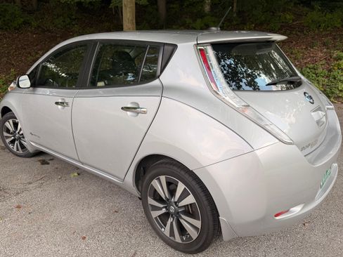 Used 2017 Nissan Leaf SV w/ Premium Package FWD image 5