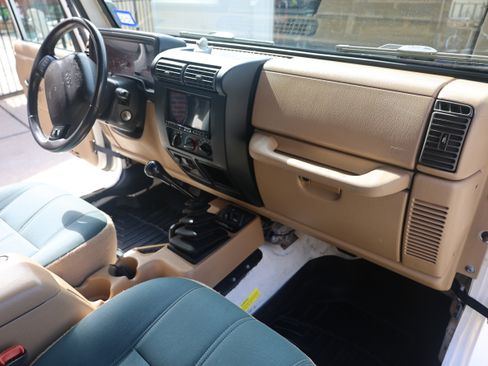 Used 2000 Jeep Wrangler Sahara AWD/4WD image 11