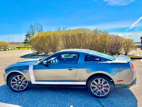 Used 2010 Ford Mustang GT Premium RWD image 5