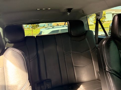 Used 2019 Cadillac Escalade ESV Luxury RWD image 13