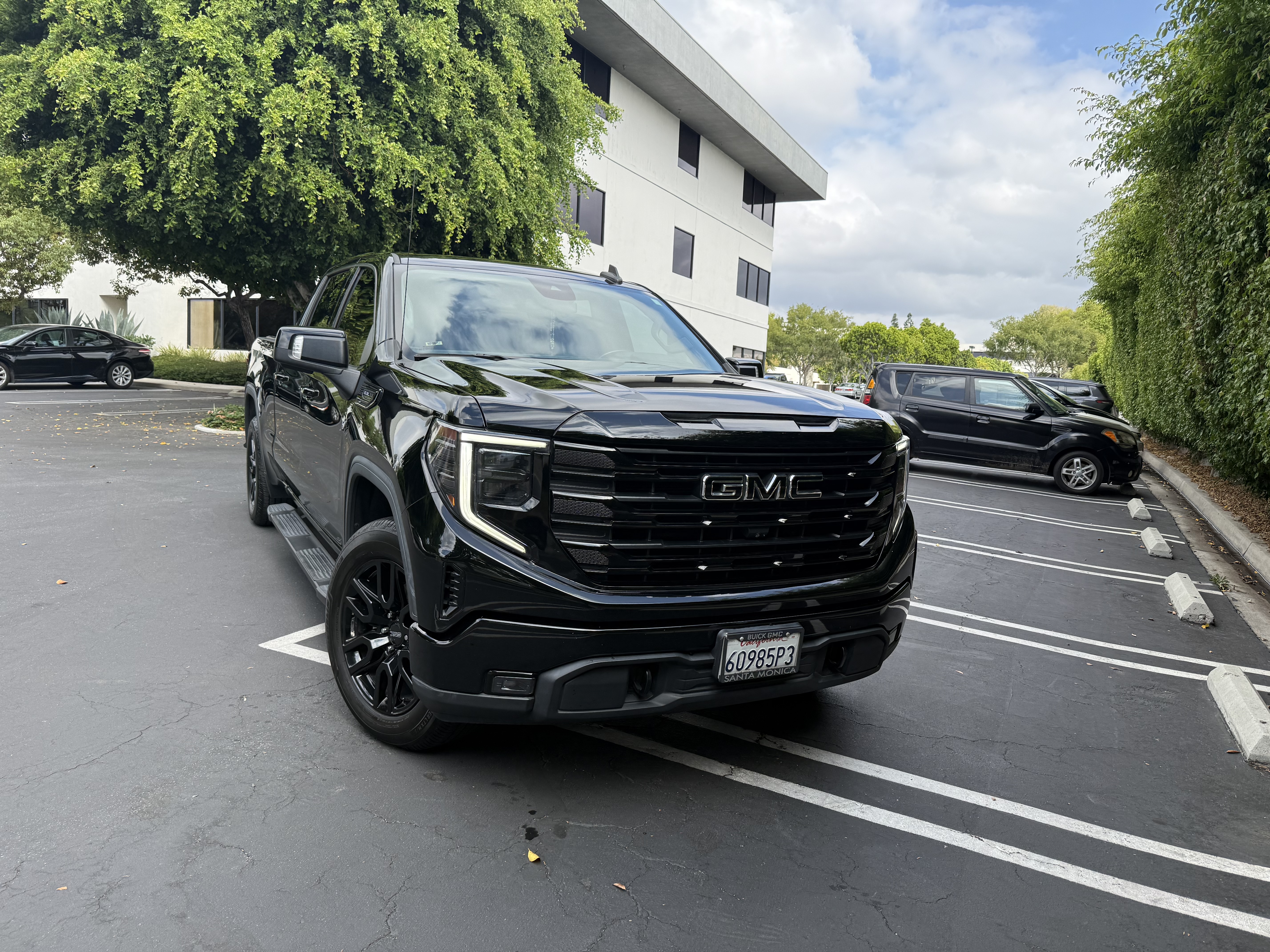 Used 2022 GMC Sierra 1500 Elevation w/ Elevation Premium Package AWD/4WD image 9