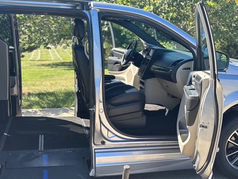 Used 2017 Dodge Grand Caravan SXT image 2