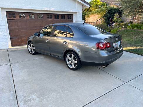 Used 2010 Volkswagen Jetta Limited Edition w/ California Edition Pkg FWD image 2