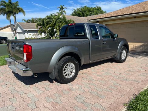 Used 2017 Nissan Frontier SV image 2