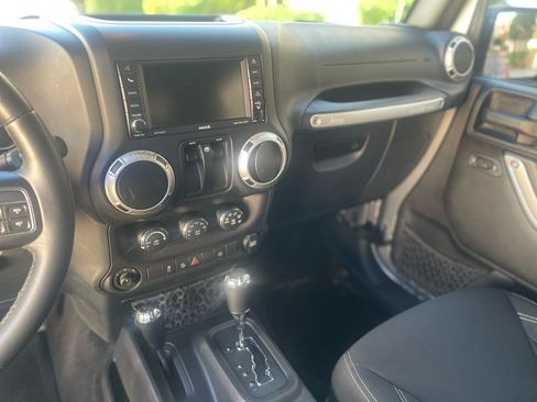 Used 2016 Jeep Wrangler Sahara w/ Connectivity Group image 16