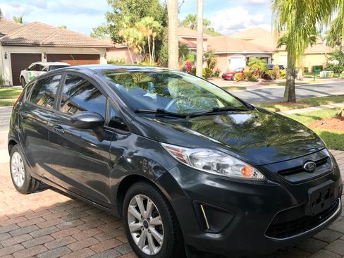 Used 2011 Ford Fiesta SE w/ 203A Rapid Spec Order Code image 2